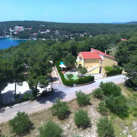 Ivas Милна